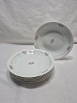 Jogo de 6 pratos fundos de massa, sopa em porcelana Renner floral com friso ouro. Medindo 22cm de diâmetro.