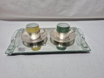 Par de xícaras de café em porcelana Steatita com suporte e pires em prata 90 e bandeja retangular espelhada. Medindo a bandeja 27cm x 16cm.