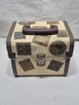 Caixa tipo baú em madeira ao gosto vintage. Medindo 18cm x 22cm x 18cm de altura.