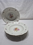 Jogo de 4 pratos fundos de massa, sopa em porcelana polonesa floral com friso ouro. Medindo 25cm de diâmetro. Leve desgaste na douração.