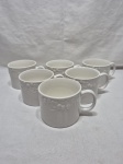 Jogo de 6 canecas de consume em porcelana branca com uvas em relevo. Medindo 10cm x 8cm de altura.