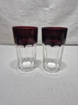 Par de copos longos em cristal double vinho, moldado. Medindo 7,5cm x 14cm de altura.