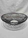 Lindo centro de mesa, fruteira em metal trançado. Medindo 35,5cm x 10,5cm de altura.