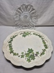 Lote de prato giratório em madeira e prato de bolo em vidro. Medindo o prato maior 42cm de diâmetro.