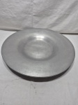 Grande centro de mesa redondo em alumínio. Medindo 42cm x 5cm de altura.