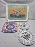 Lote de 3 pratos e 1 travessa em plastico duro. Medindo a bandeja 43,5cm x 32cm.