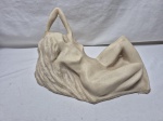 Linda escultura de mulher deitada esculpida sobre pedra, peça assinada. Medindo 37cm x 20cm x 20cm de altura.
