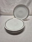 Jogo de 5 pratos de mesa em porcelana Mauá com friso prata.   Medindo 24cm de diâmetro.