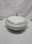 Linda sopeira redonda em porcelana Mauá com friso prata. Medindo 21cm x 11cm de altura