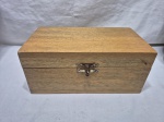 Caixa retangular em madeira. Medindo 31cm x 17cm x 14cm de altura.