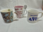 Lote de 3 canecas diversas para colecionador em porcelana. Medindo a maior 10,5cm de altura.