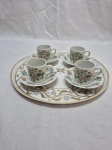 Lote de bandeja redonda e 4 xícaras de café 2 goles em porcelana floral. Medindo a bandeja 25cm de diâmetro.