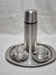 Lote de bandeja, 2 xícaras de café e garrafa térmica, peças em inox, recipientes das xícaras em vidro. Medindo a bandeja 31cm x 21,5cm.