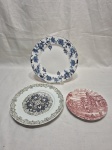 Lote de 3 pratos decorativos em porcelana diversa, para coleção. Medindo o maior 20,5cm de diâmetro.