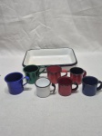 Lote de travessa e 7 canecas de café em metal esmaltado colorido. Medindo a travessa 22,5cm x 18cm x 4cm de altura.