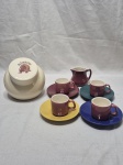 Lote de bomboniere cremeira e 4 xícaras de café em porcelana, sendo as xícaras Weiss. Medindo a bomboniere 14cm de altura.