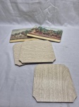 Lote de 5 descansos de panela em madeira, sendo 2 com estampa de carruagem. Medindo o maior 22,5cm x 17,5cm.