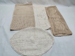 Lote de capas para almofadas em crochê, tamanhos variados. Medindo um deles 42cm x 35cm. Peças com marcas de guardado.