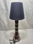 Lindo abajur em madeira torneada e pintada, cúpula em tecido azul. Medindo 48cm de altura e a cúpula 21,5cm x 18,5cm de altura. Funcionando perfeitamente.