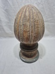 Linda pinha decorativa em gesso com patina antiga. Medindo 33cm de altura.