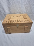Linda caixa retangular em madeira do vinho Altum TerraMater. Medindo 36cm x 26,5cm x 19,5cm de altura.