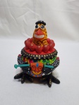 Linda escultura em cabaça na forma de galinha, assinado "BAPI", com um trabalho rico de pintura feita à mão. Medindo 11,5cm x 13cm de altura. Leve perda na agulha.