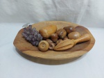 Lindo centro de mesa com frutas decorativas em madeira, cacho de uvas em pedras. Medindo o centro de mesa 31,5cm x 23cm x 5,5cm de altura.