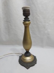 Lindo pé de abajur em metal pintado. Medindo 30cm de altura.