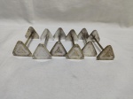 Jogo de 6 descansos de talher em prata 90 triangular. Medindo 8cm de comprimento. Leve desgaste no banho.