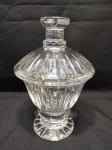 Linda compoteira em grosso cristal ricamente lapidado, selado "Made in Poland". Medindo 15cm x 14,5cm de altura sem tampa.