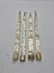 Jogo de 4 velas decorativas em acrílico com folhas ouro no interior. Medindo 29cm de comprimento.