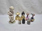 Lote de 8 enfeites diversos, sendo em madeira, porcelana, resina e metal. Medindo o maior 16cm de altura. Leve restauro em uma peça.