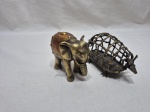 Lote de 2 esculturas, sendo um tatu e um elefantes, peças em bronze. Medindo o elefante 9,5cm de altura.