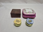 Lote de 4 caixas decorativas diversas em madeira e porcelana. Medindo a maior 8cm x 8cm x 3,5cm de altura.