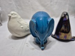 Lote de 3 enfeites de animais, sendo 1 em resina e 2 em porcelana. Medindo o maior 13cm de altura.