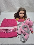 Lote infantil com 2 bolsas e 1 busto de boneca. Medindo 20cm de altura.