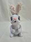 Shreddy coelho faminto com luz e som da Zoomer Hungry Bunnies. Medindo 20cm de altura. Funcionando perfeitamente, não acompanha a cenoura.