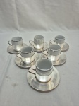 Lote de 6 xícaras de café em porcelana com suporte e pires em prata 90. Medindo 4,5cm x 5cm de altura.