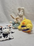 Lote de 4 pelúcias diversas, sendo 2 coelhos, 1 pinto e um fantoche da vaca. Medindo o maior 25cm de altura.