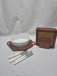 Lote de 4 descansos de copo com suporte em madeira petisqueira em porcelana com suporte em madeira e 4 espátulas em aço inox. Medindo o suporte 26cm x 20cm.