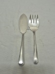 Par de talheres de servir peixe em prata 90 Radio com acabamento em relevo. Medindo o garfo 21,5cm e a faca 25cm.