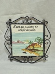 Quadro de azulejo pintado com moldura em ferro patinado na cor preta. Medindo a molduda 19cm x 19cm.