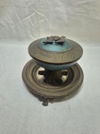 Compoteira em metal esmaltado com presentuir em prata 90. Medindo a compoteira 13cm x 9cm de altura.