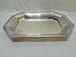 Travessa oval facetada em prata 90 Wolff. Medindo 31cm x 23cm x 3,5cm de altura.