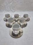 Jogo de 6 xícaras de café em porcelana com suporte e pires em metal prateado. Medindo a xícara 5cm x 5cm de altura.