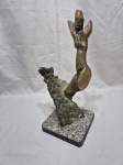 Escultura em bronze assinada "TONY, ANTONIO PESSOA" de pessoa nua com base em granito. Medindo 15cm x 15cm a base x 36cm de altura.