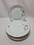 Jogo de 6 pratos rasos de mesa em porcelana Renner floral com friso ouro. Medindo 22cm de diâmetro.