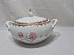 Linda sopeira redonda com 2 alças e tampa em porcelana Schmidt floral, barra vinho com ouro. Medindo 17cm x 11cm de altura.