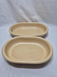 Par de travessas ovais em porcelana refratária. Medindo a maior 37cm x 26cm x 6cm de altura.