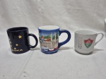 Lote de 3 canecas diversas em porcelana para coleção. Medindo a maior 10cm de altura.